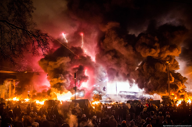Illustration for article titled Spectacular photos of fireworks weaponry from the Ukraine protests